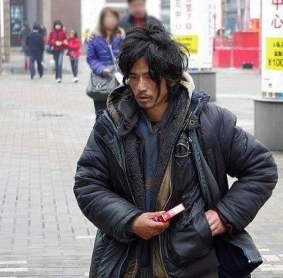 那个红遍网络的犀利哥时隔10年现在他过得怎样