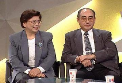 庄则栋世乒赛单打三连冠,官至国家体委主任,二婚为其放弃原国籍