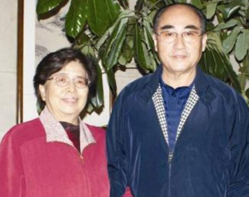 庄则栋世乒赛单打三连冠,官至国家体委主任,二婚为其放弃原国籍