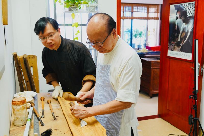 静心净虑的古琴韵味绵长,在区君虹和区宏山的眼里,每一床古琴都是有