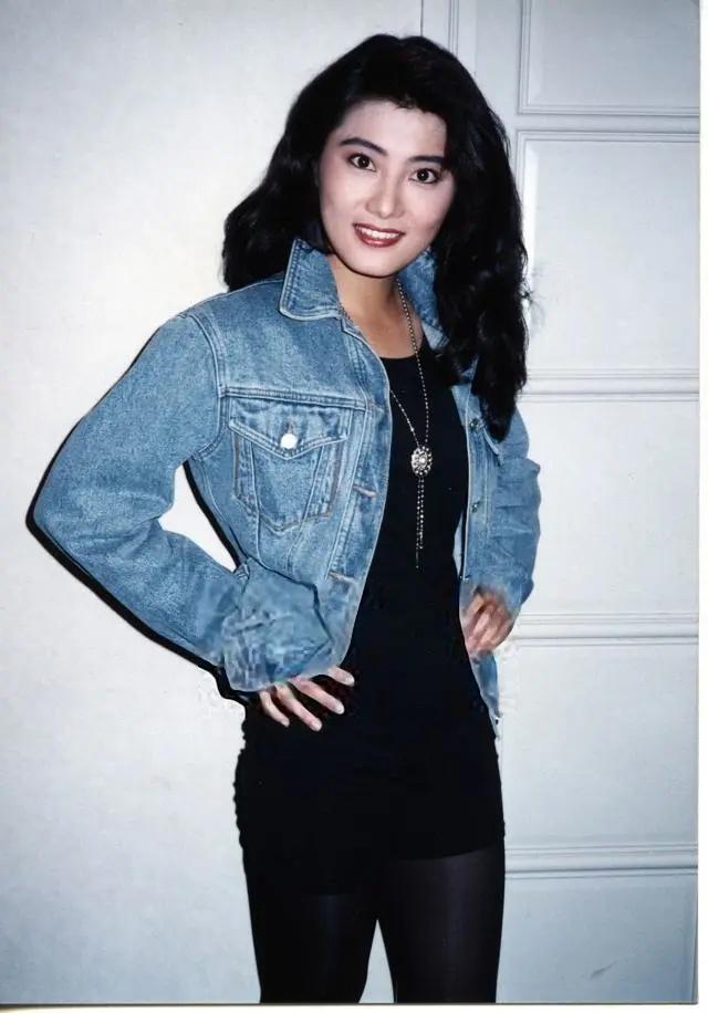 武打女星杨丽菁动态曝光穿白色上衣秀纤细身姿皮肤白皙无细纹