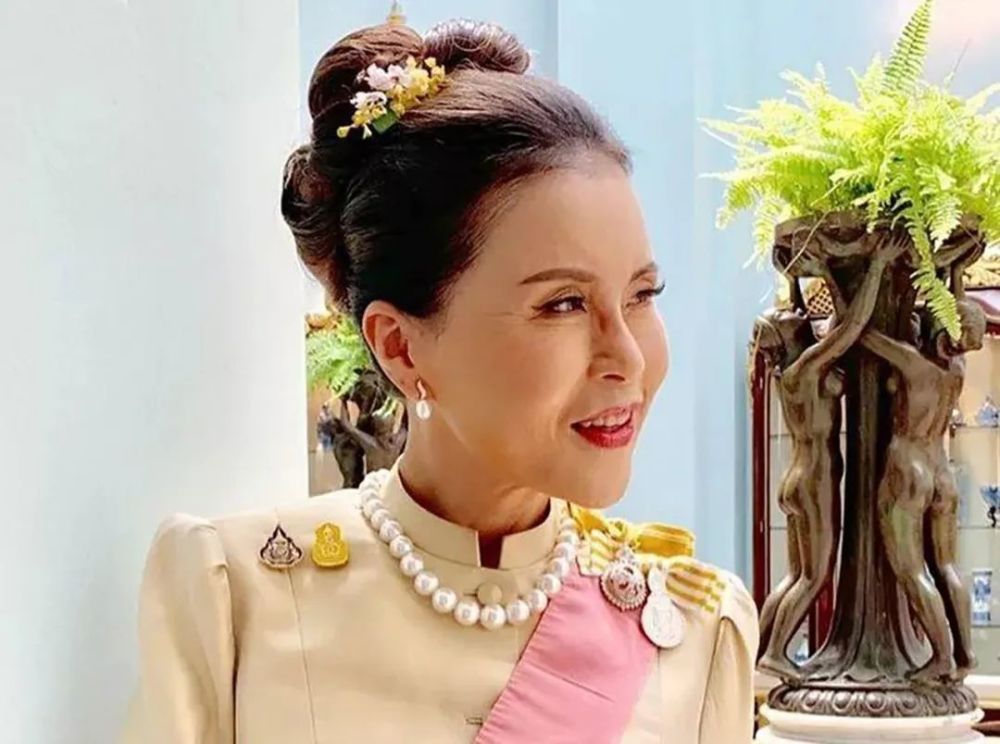 泰国大公主49年前被废头衔,29年后又回到娘家,戴皇冠重新振作