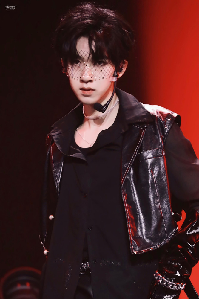 贺峻霖少年onfire第二季第一次公演舞台高清照片贺老师猎杀时刻