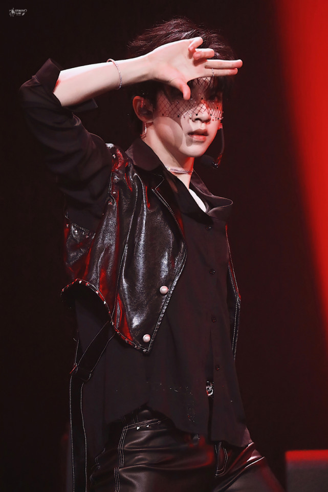 贺峻霖少年onfire第二季第一次公演舞台高清照片贺老师猎杀时刻