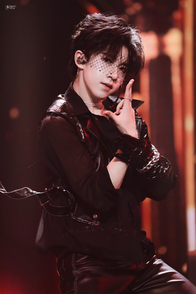 贺峻霖少年onfire第二季第一次公演舞台高清照片贺老师猎杀时刻