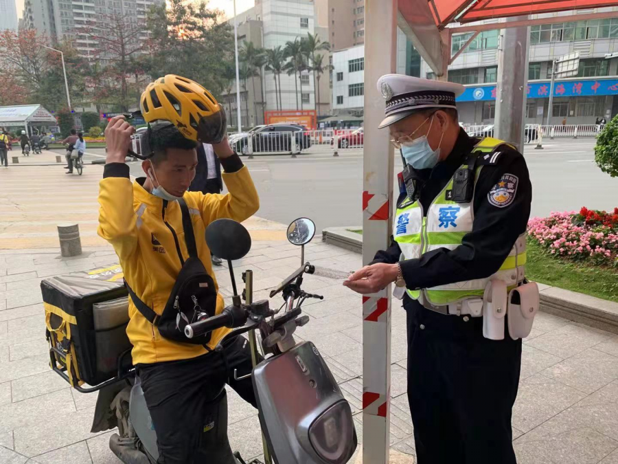 我為群眾辦實事雲課堂開講東莞交警美團外賣攜手聚焦騎手出行安全