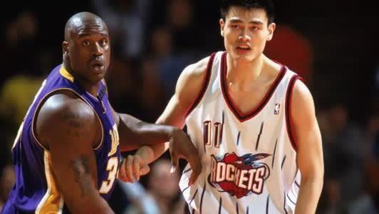 奧尼爾身高高達2米16,體重達400餘斤,在1992年的nba選秀中以第一輪第