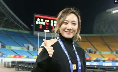 她是中国足球最美的女老板大腿纹身惹争议29岁仍是单身
