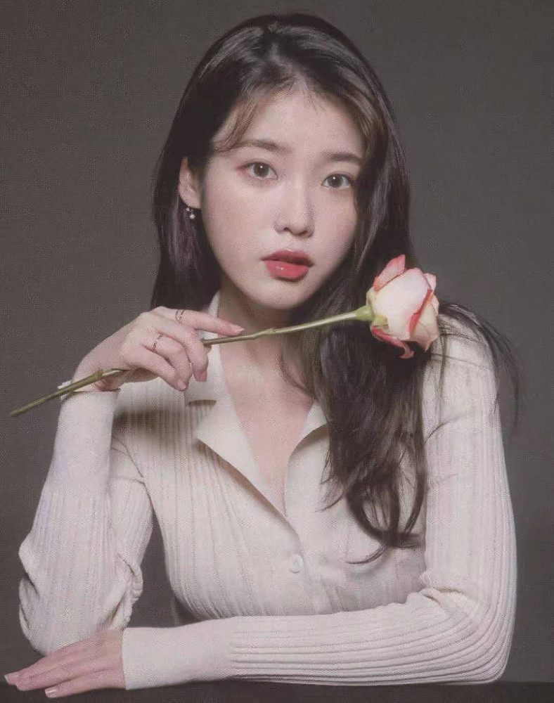 iu壁纸美女与花