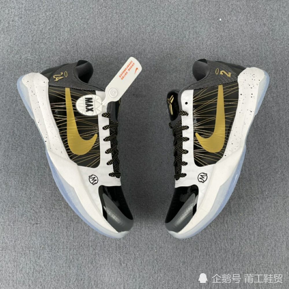 曼巴门徒专属限定——zoom kobe 5"天使"配色,以黑白相间两色打造主体