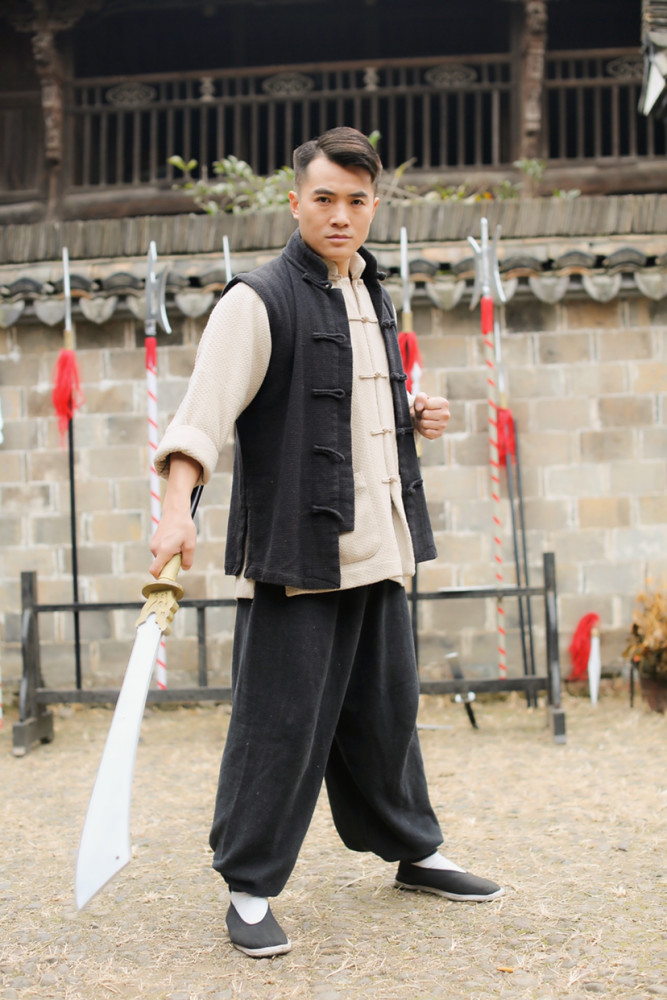 功夫演员王涛练习高尔夫球和武术就是坚持