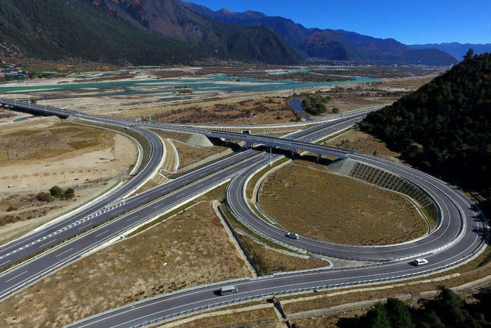 个城市,它们虽然人口不多,但是占地面积不小,之前一直都没有高速公路