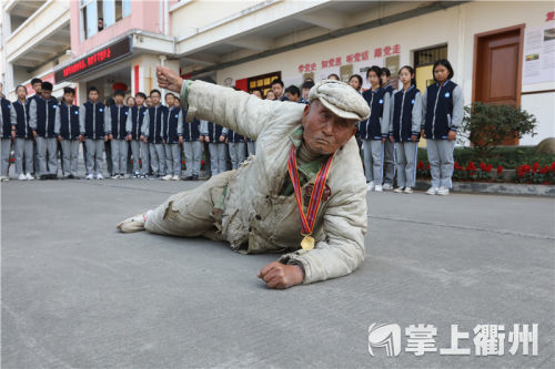 匍匐前进,子弹射击,扔手榴弹……这些余元利没有忘记,而军礼更是他