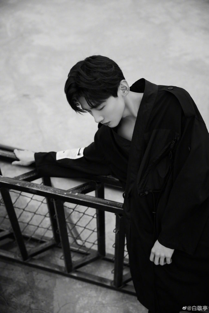 白敬亭黑白虚实大片