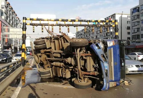 皇姑一货车硬杠限高杆车仰货翻一地机油