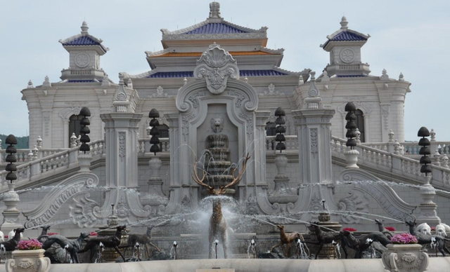 80岁老人复原圆明园斥资300亿打造却因280元门票游客争议