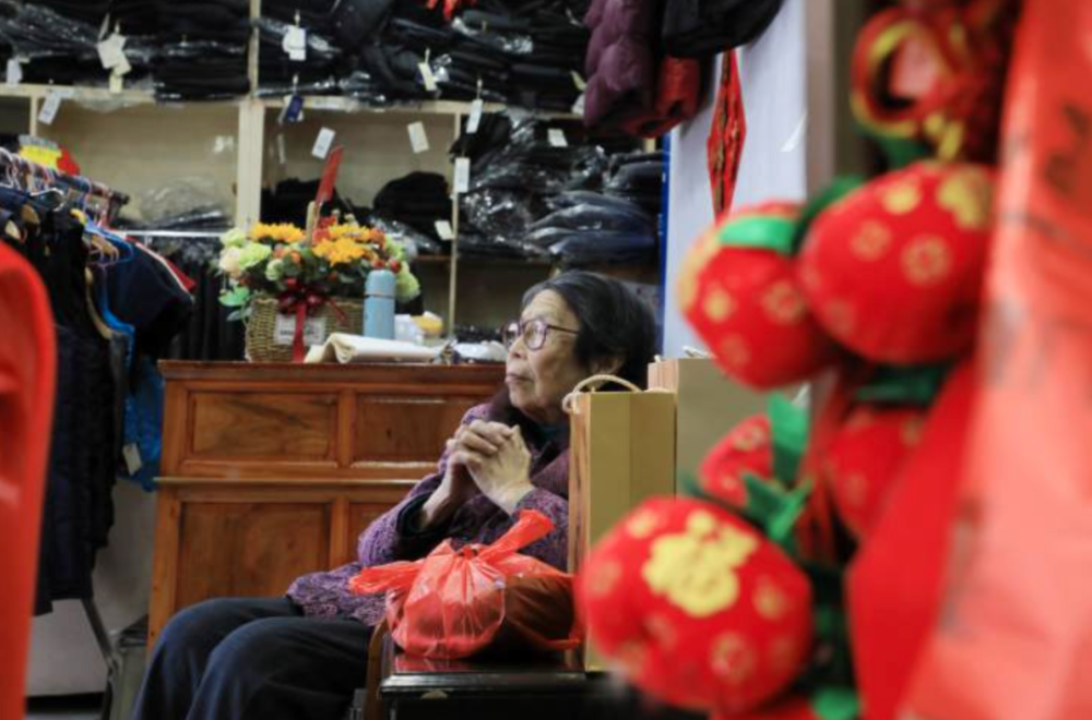 图片来源:浙江新闻可一来客人,陈金英就变了个人,卯足劲推销羽绒服.