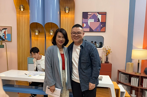 岳云鹏晒与董明珠的合影董明珠穿着成亮点果然是见过大世面的