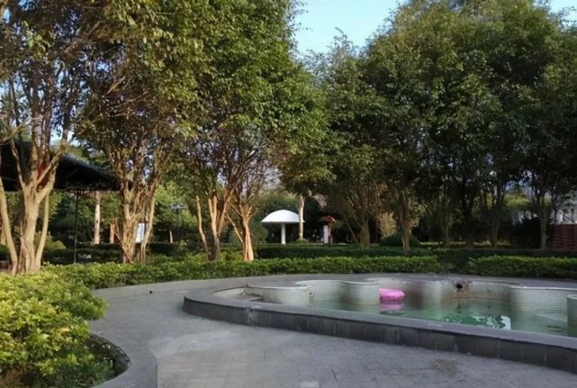 位于中国古代四大美女之首杨贵妃的故乡广西省玉林市容县黎村镇温泉村