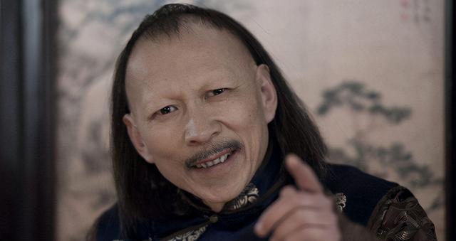 他是赵薇同学,长相丑只能演坏人,戏外却娶了美娇妻,成人生赢家