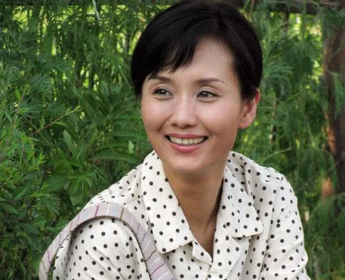 虽然在外表相貌上有优势,但毕竟没有受过专业的表演培训,所以李颖的