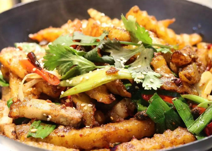 分享一款美味的干锅土豆条荤素搭配烹饪简便解馋的家常美食