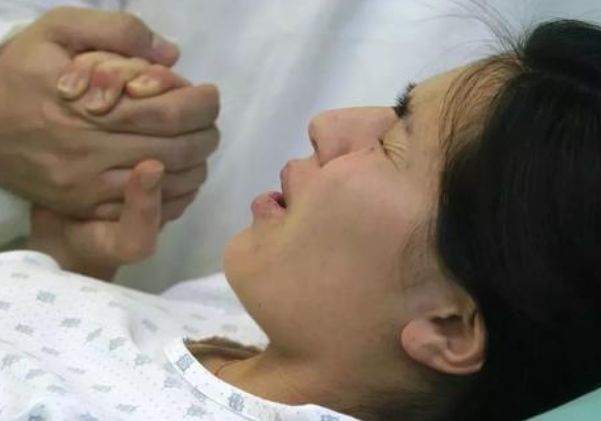 产妇难产大出血,才出生的婴儿流泪亲吻妈妈嘴唇,所有医生都哭了