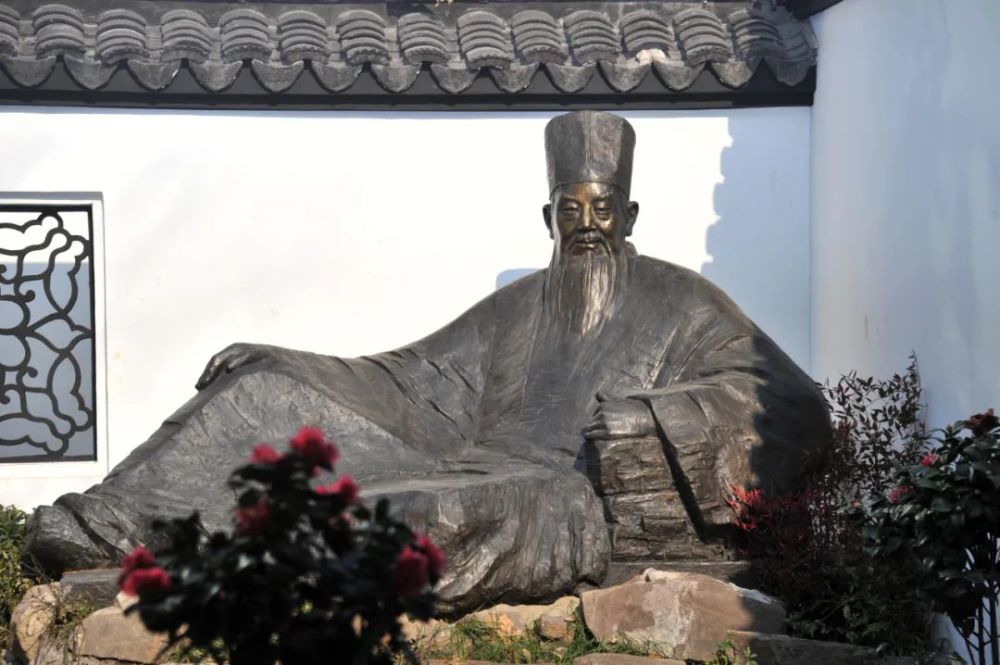 常州市苏东坡纪念馆内拍摄的苏东坡石雕像.