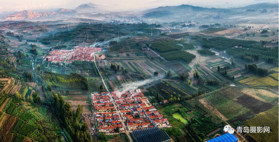 山清水秀,半城半乡,北依藏马山,东邻大珠山,南向古镇口湾,依山傍海,是