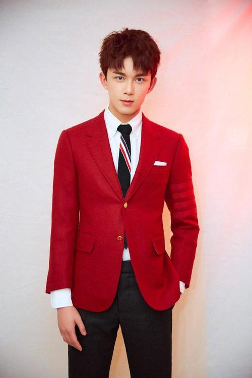 红西装惊为天人的男明星王凯朱一龙王一博肖战王俊凯吴磊