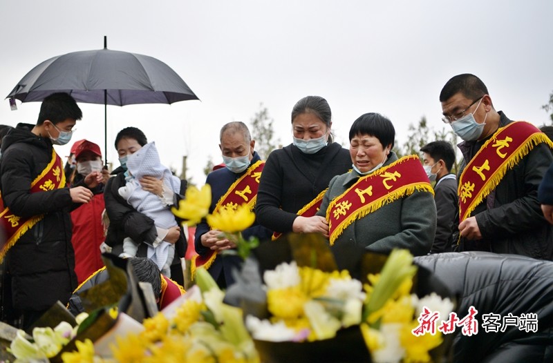 "站在爱人的墓碑前,陈红军烈士妻子怀抱着孩子哽咽道,泪水止不住顺着