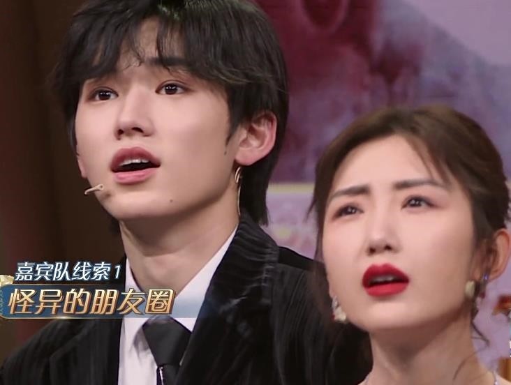 在镜头面前格外显眼,无论是撩头发还是说台词和夏恩星如出一辙