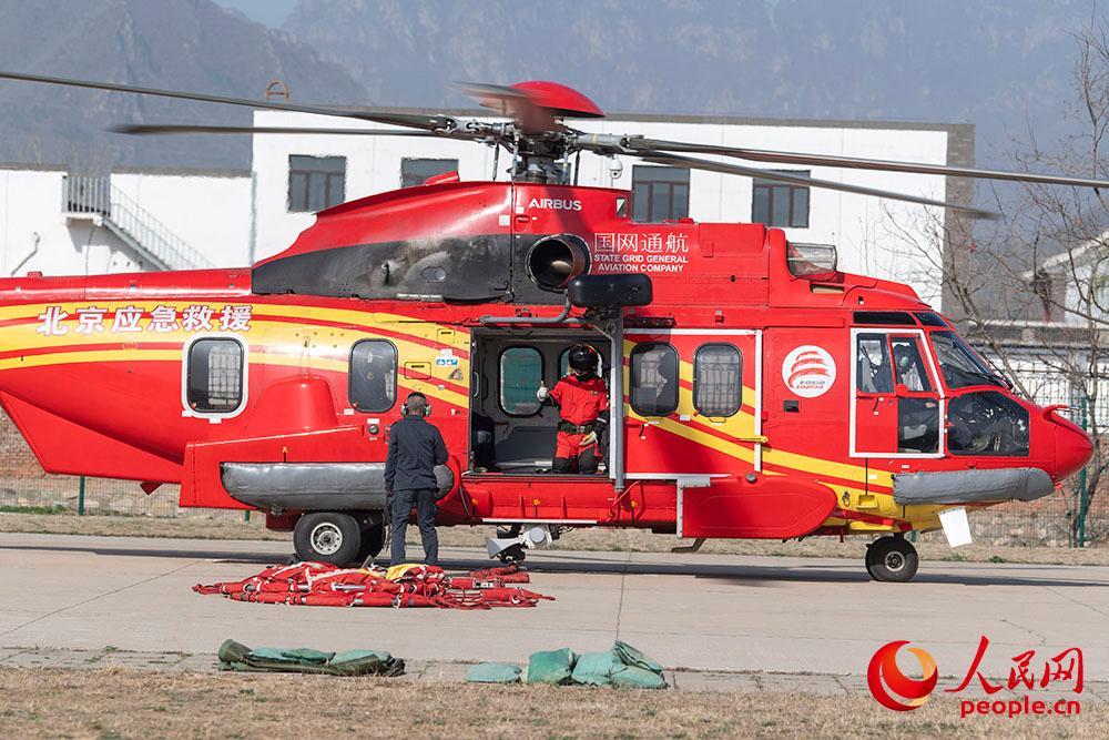 北京市航空应急救援队的h225型直升机准备起飞.