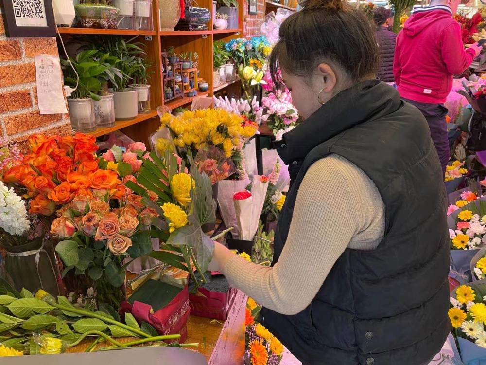 日前,记者在南岗区河沟街哈尔滨鲜花批发市场看到,不少销售鲜花的商家