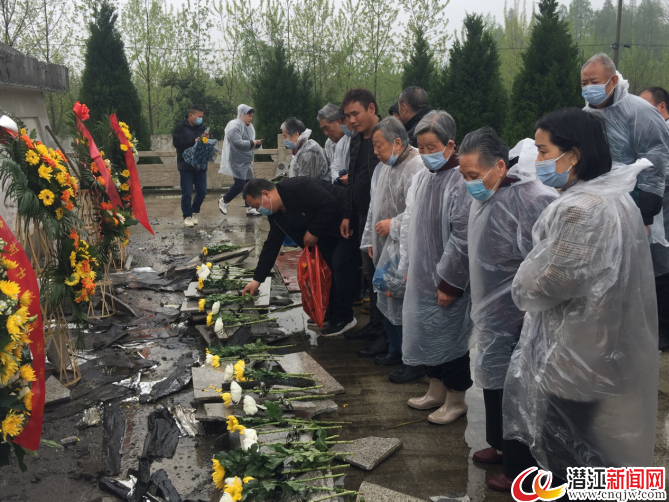 关注清明祭英烈潜江各界向革命烈士敬献鲜花