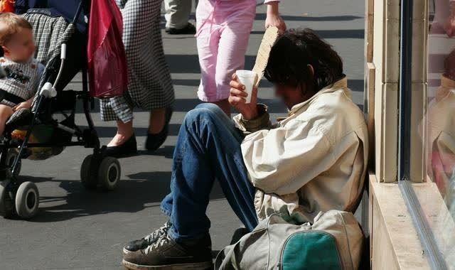 姑娘見到乞丐就會掏錢,小夥嫌她作而分手,3年後巧遇他愣住了