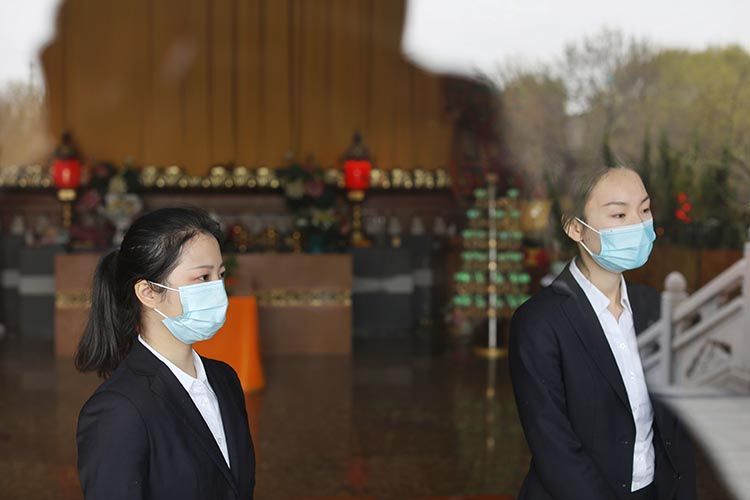 殡葬工作三人一组,主持,拍摄,祭拜,分工明确.