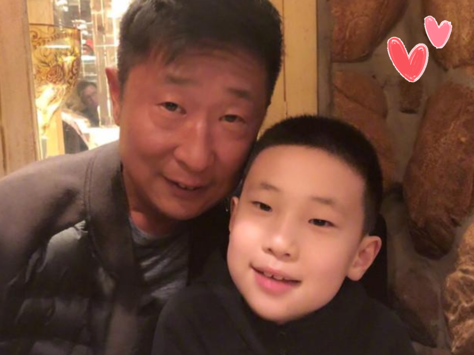 烧饼儿子照片曝光完美诠释祖孙3代共用一张脸有些基因是真强