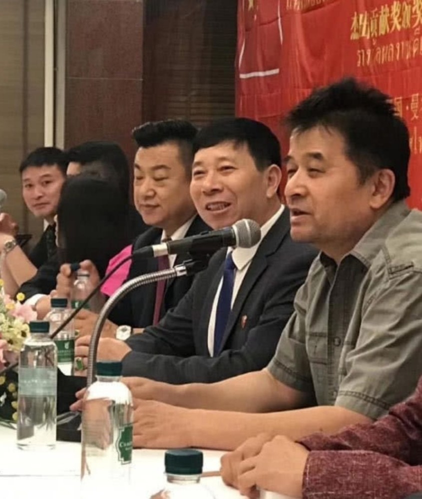 62岁毕福剑近照与友人聚餐精神好疑转行做画家被邀请去泰国