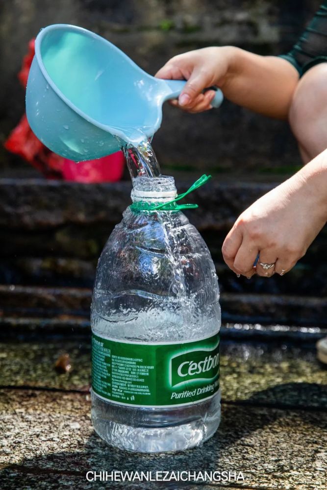 塑料酒壶,水桶等仍不辞远劳来此打水至今还有许多居民夏天泉水清冽