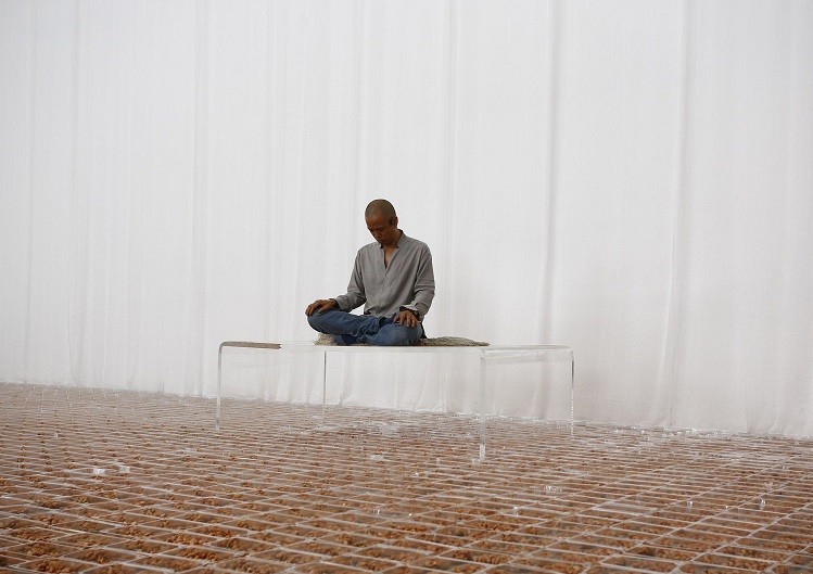 鲜血沿着手臂流淌下来,最终滴落到河中,这就是何云昌所要表达的作品与