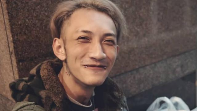 29岁的小贺,自2014年以"迷路人"乐队出道,队友包括小麦,秉志和大美,小