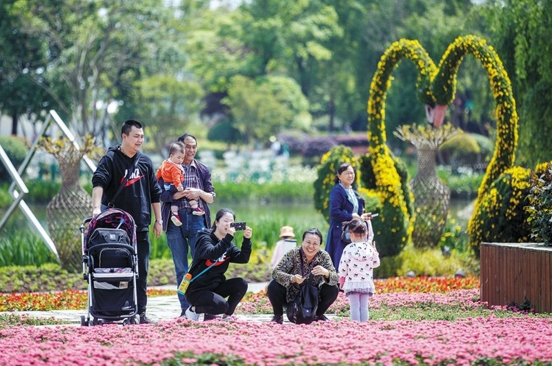 4月3日,清明小長假第一天,成都迎來豔陽高照好天氣,市民紛紛舉家出遊