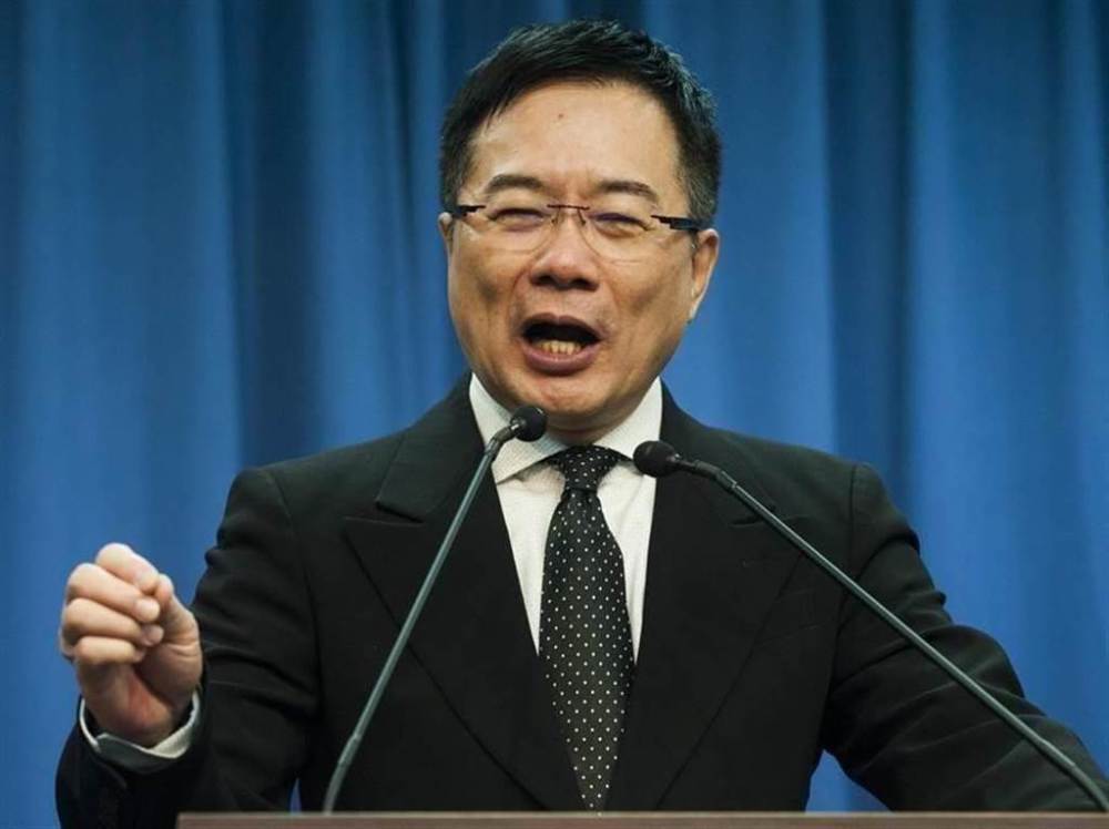 台铁事故肇事者50万台币交保蔡正元绿色背景果然不一样