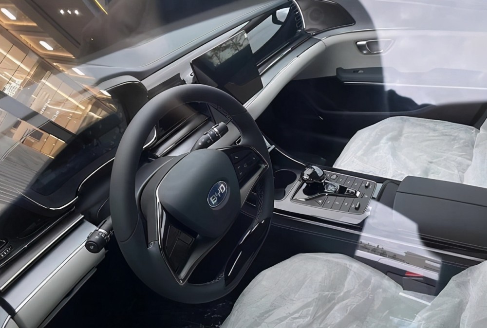 比亚迪e9的内饰设计实用性和科技性同在,大尺寸液晶仪表盘还有可旋转