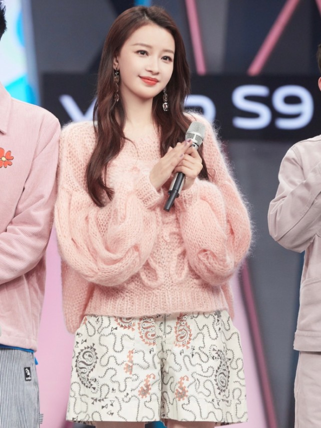 董子健真把媳妇宠成了少女孙怡亮相快本也长脸毛衣成功抢镜