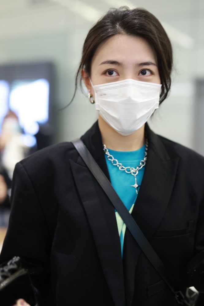 戴萌抵上海获粉丝接机心情靓 一路挥手露甜笑气质迷人