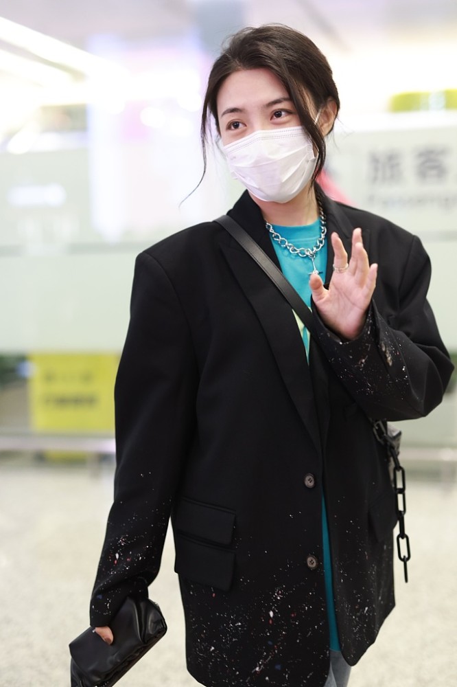 戴萌抵上海获粉丝接机心情靓 一路挥手露甜笑气质迷人