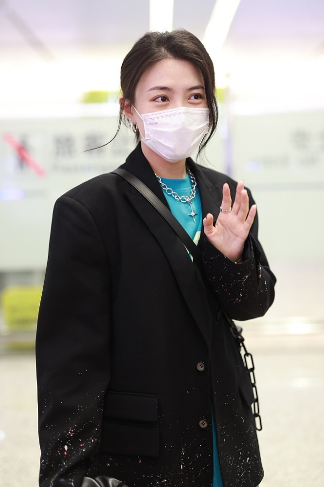 戴萌抵上海获粉丝接机心情靓 一路挥手露甜笑气质迷人