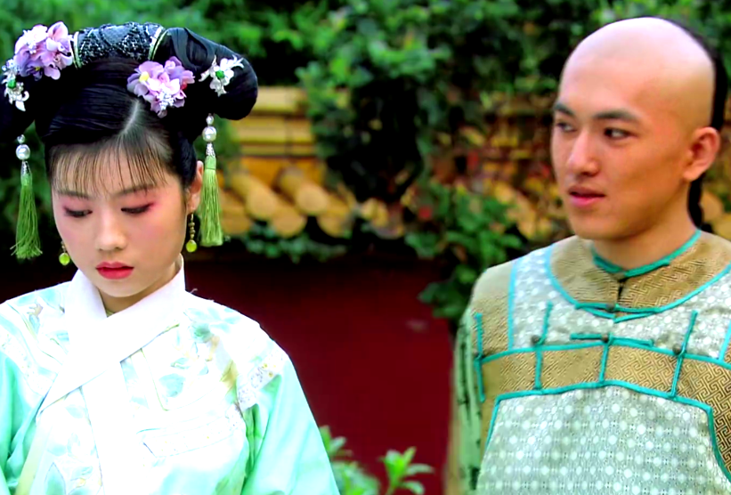 甄嬛传:青樱一把推开胧月,甄嬛面色突变忍了下来,三阿哥开口制止